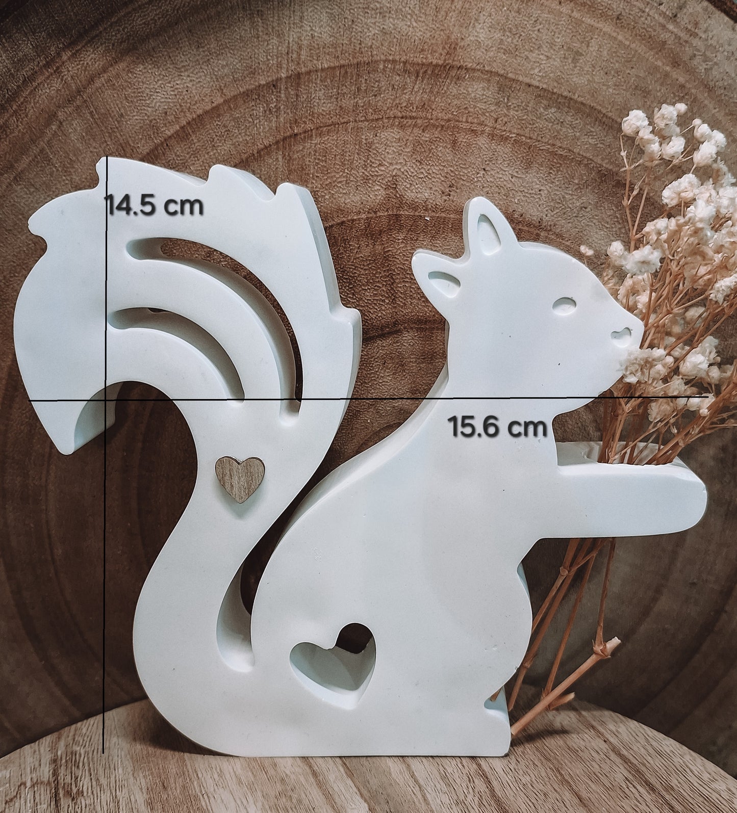 Eichhörnchen mit Glasvase