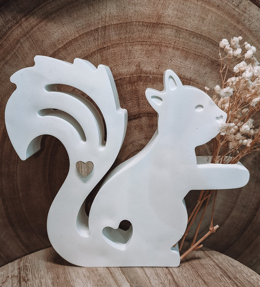 Eichhörnchen mit Glasvase