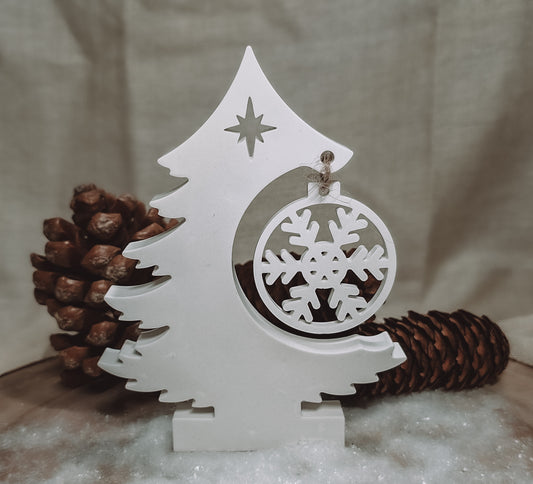 Weihnachtsbaum mit Schmuck